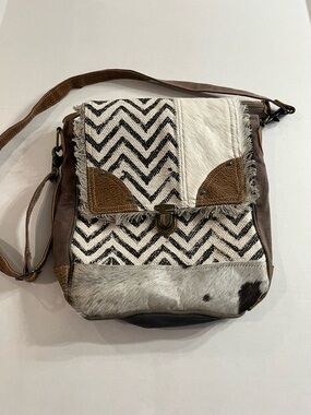 Myra Bag Rug & Patches Design
Shoulder Bag Handcrafted 100% Cotton 100% Leather